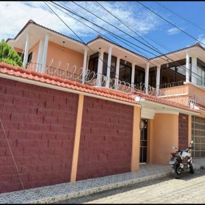 casa en venta en zona 4, chiquimula – amplia con piscina precio $275,000 hermosa residencia